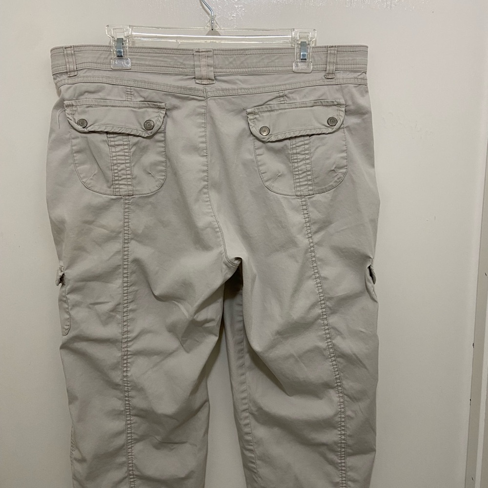 Gloria Vanderbilt Beige Capris Pants - Picture 2 of 8